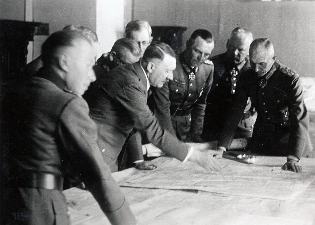 Adolf Heusinger podczas narady z Hitlerem w 1 czerwca 1942