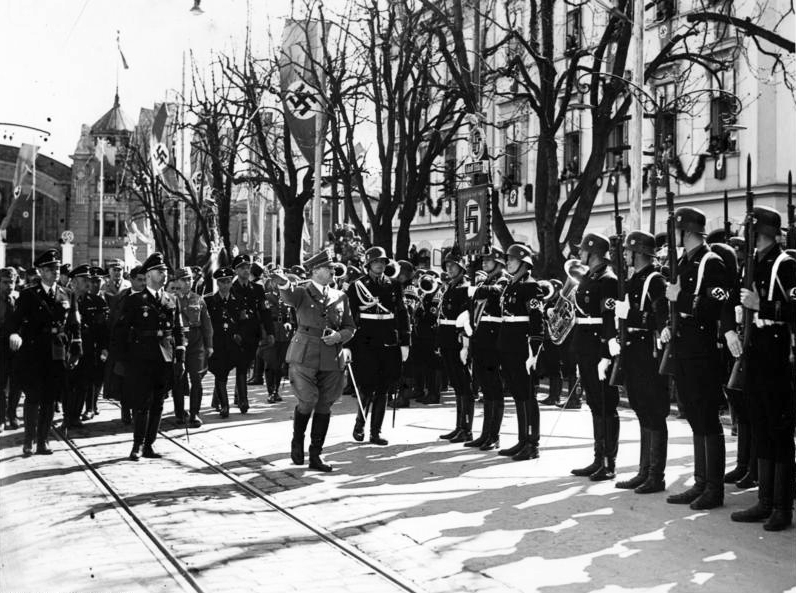 Adolf Hitler dokonuje przeglądu pułku Leibstandarte SS po przybyciu do Klagenfurtu w kwietniu 1938