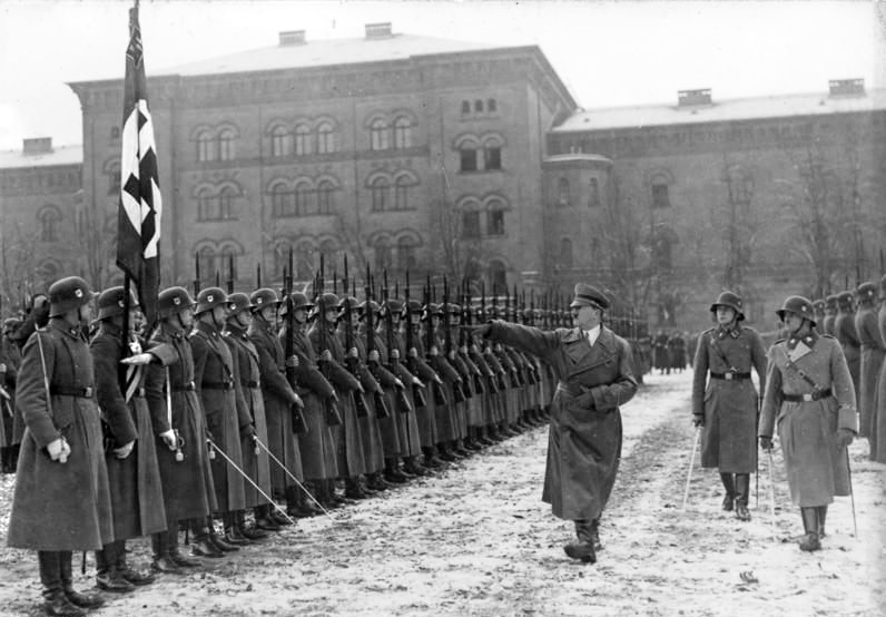 Adolf Hitler i żołnierze Leibstandarte SS Adolf Hitler
