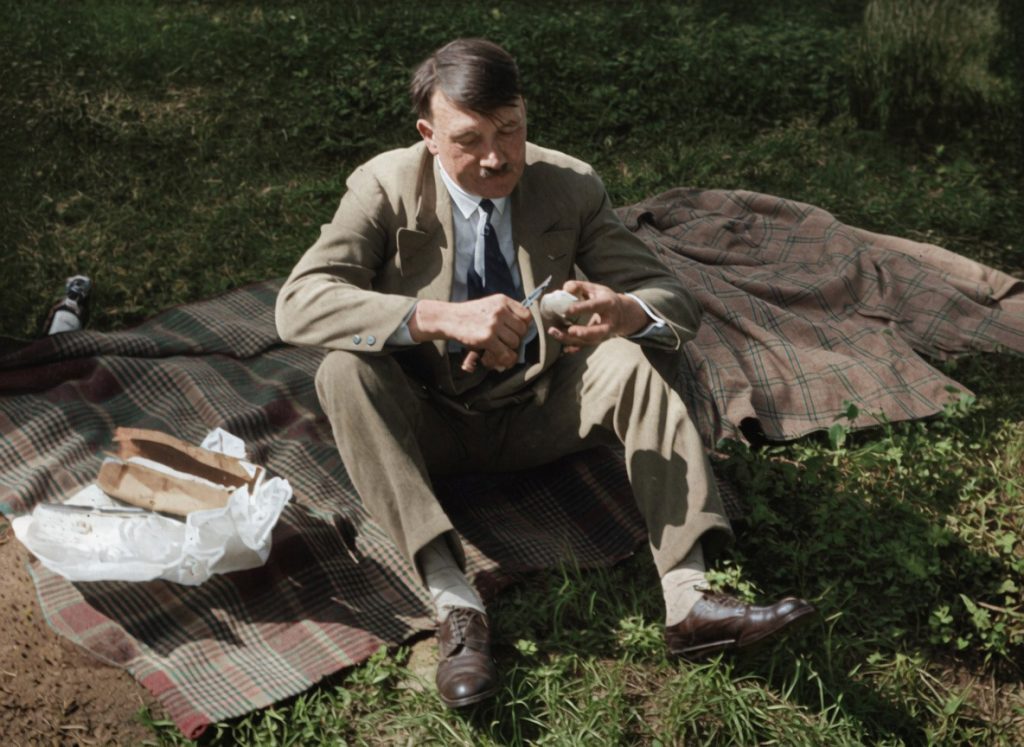 Adolf Hitler obierajacy prawdopodobnie jablko