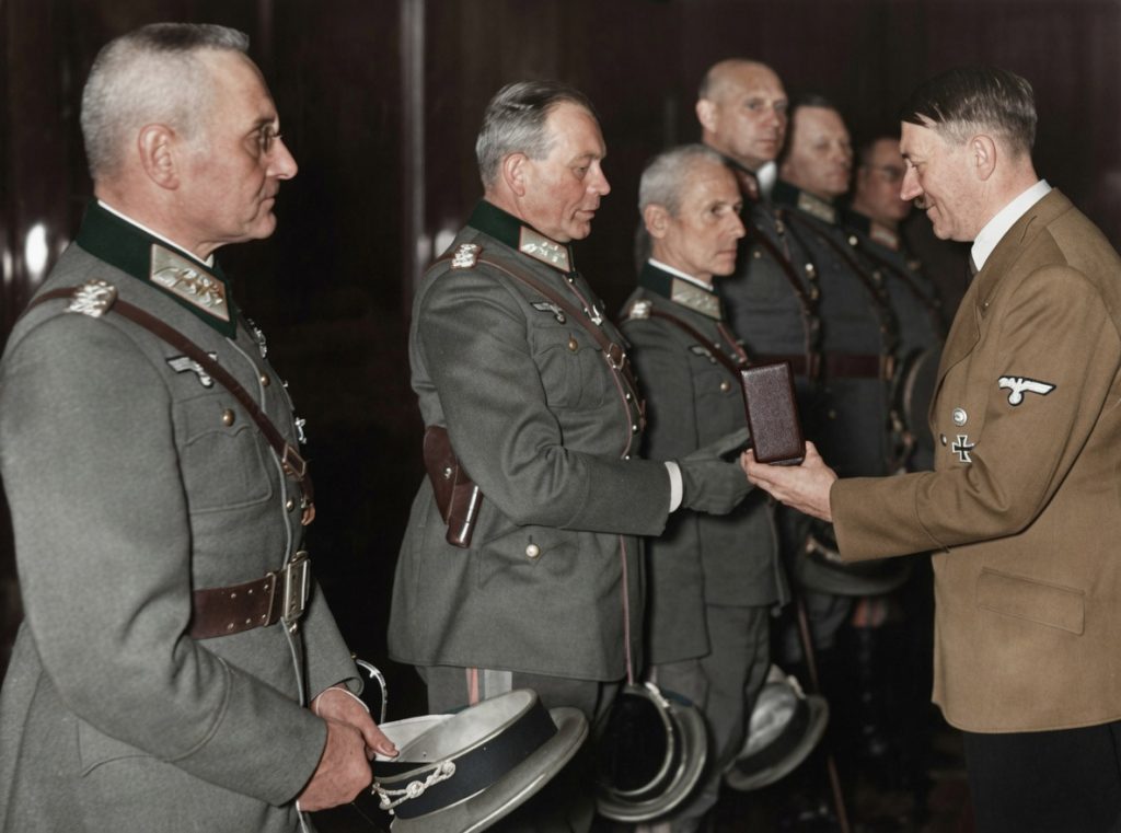 Heinz Guderian odznaczany przez Adolfa Hitlera