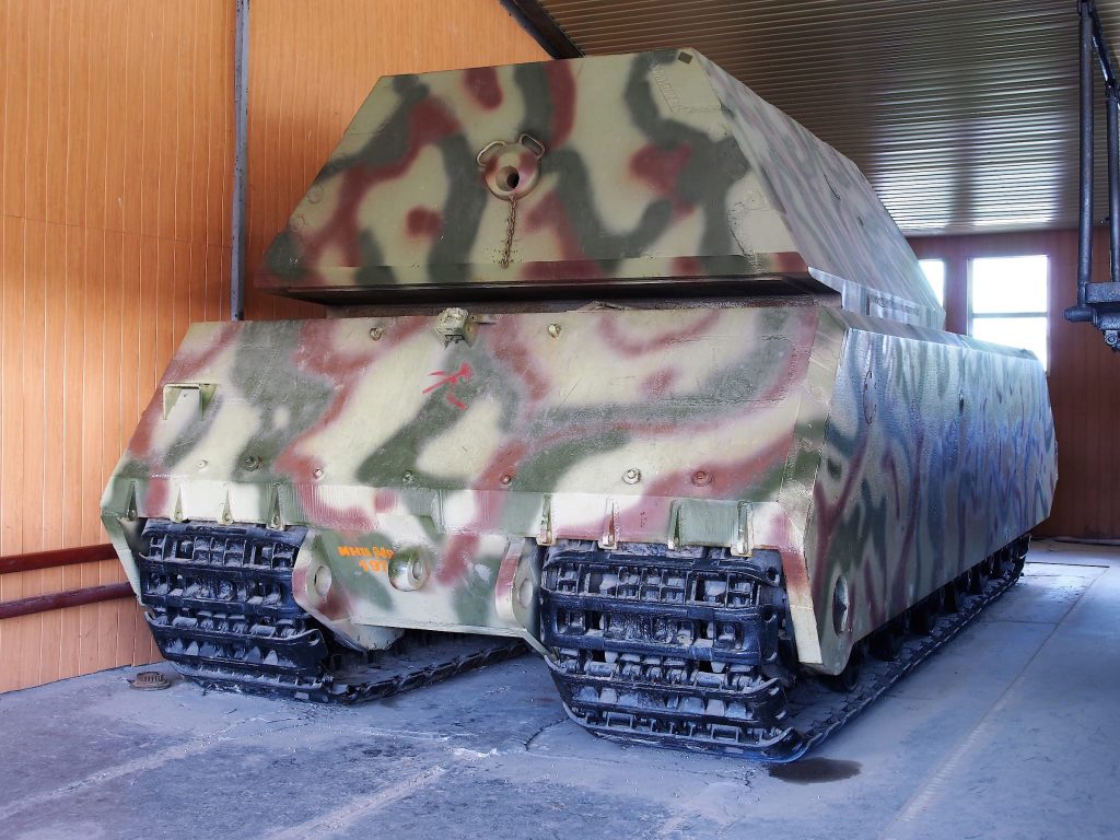 Czolg Maus w Muzeum Czołgów w Kubince w Rosji - widok z tylu