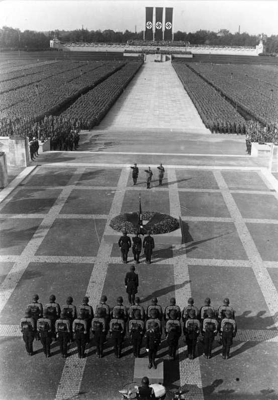 Hitler, Himmler i Lutze idą przez Luitpold-Arenę podczas apelu SA i SS w Norymberdze, wrzesień 1934