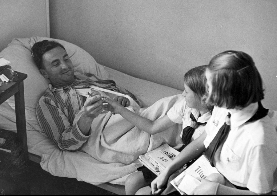 Dziewczęta z BDM odwiedzają rannego żołnierza niemieckiego w szpitalu wojskowym w okupowanym Lublinie, 1941
