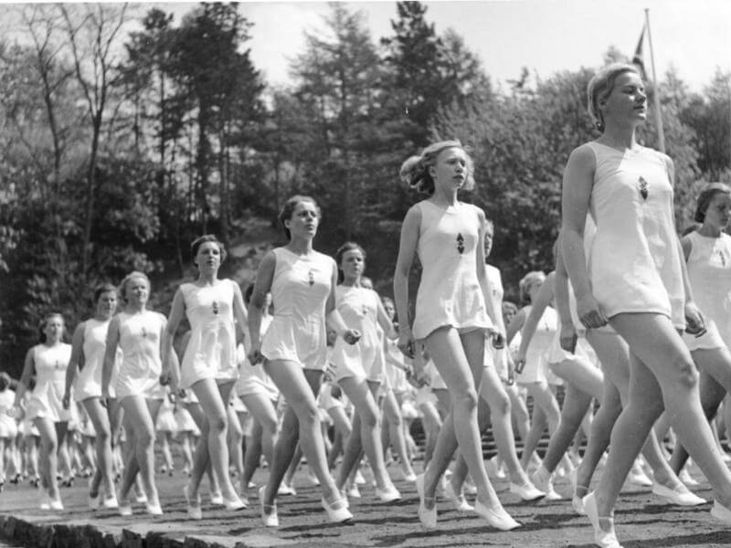 Dziewczęta z BDM w białych strojach sportowych maszerują podczas pokazu gimnastycznego, 1941