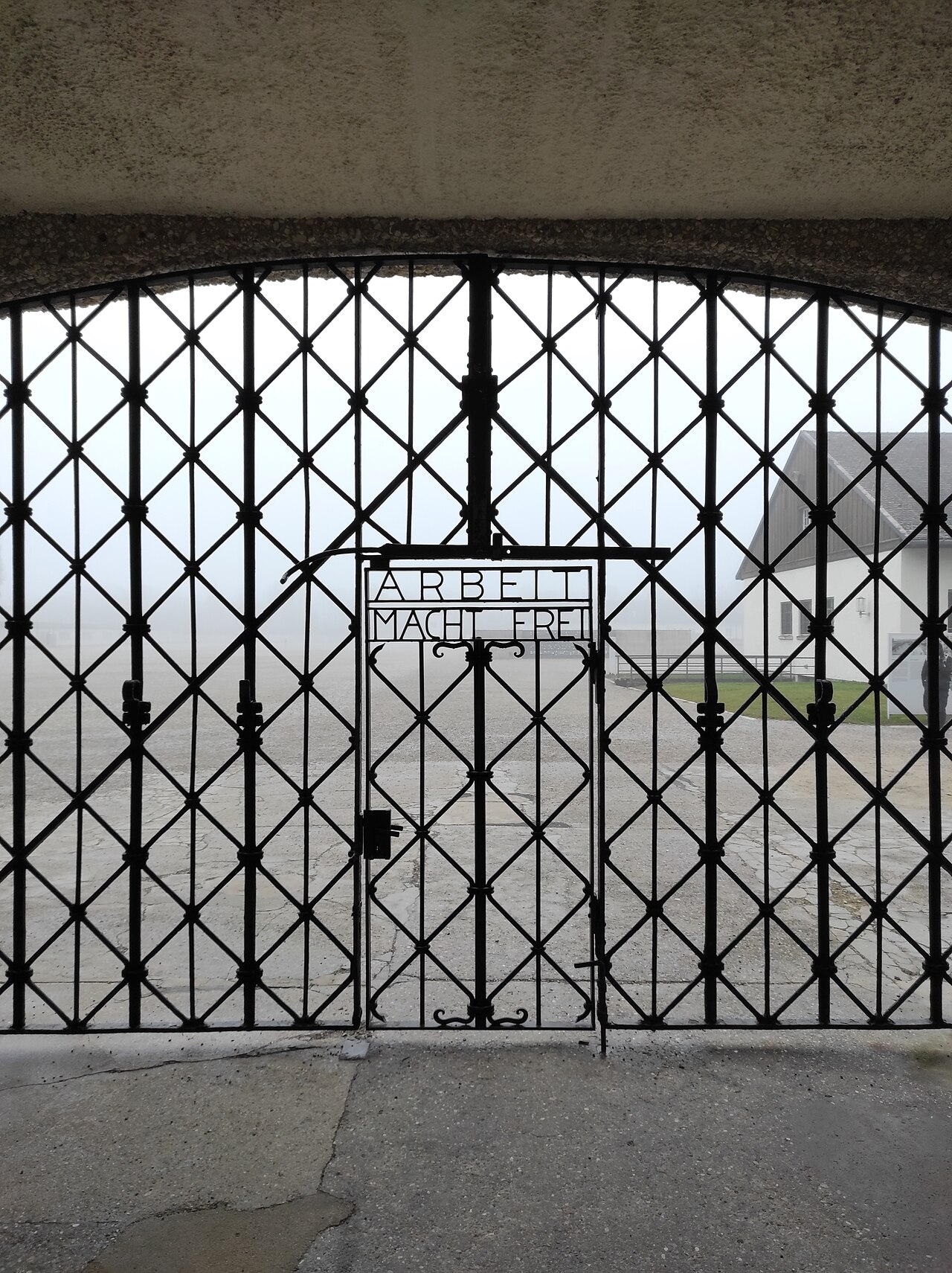 Brama z napisem Arbeit macht frei w byłym obozie koncentracyjnym Dachau