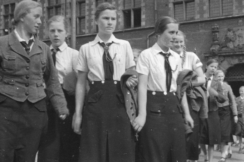 Członkinie Bund Deutscher Mädel w mundurach przed ratuszem w Gdańsku, 1937