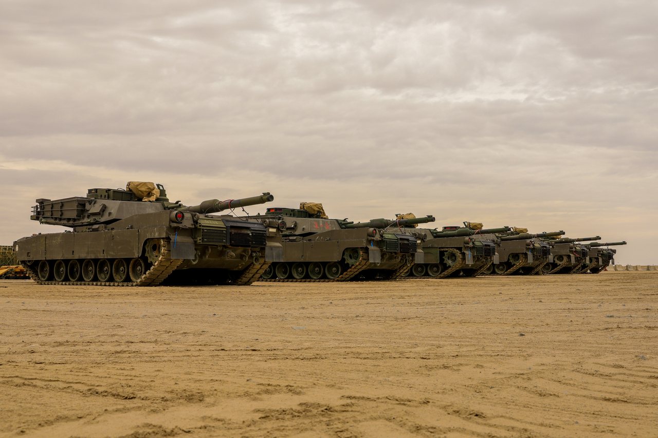 Kolumna czołgów M1A2 SEPv3 Abrams na pustyni, 2024