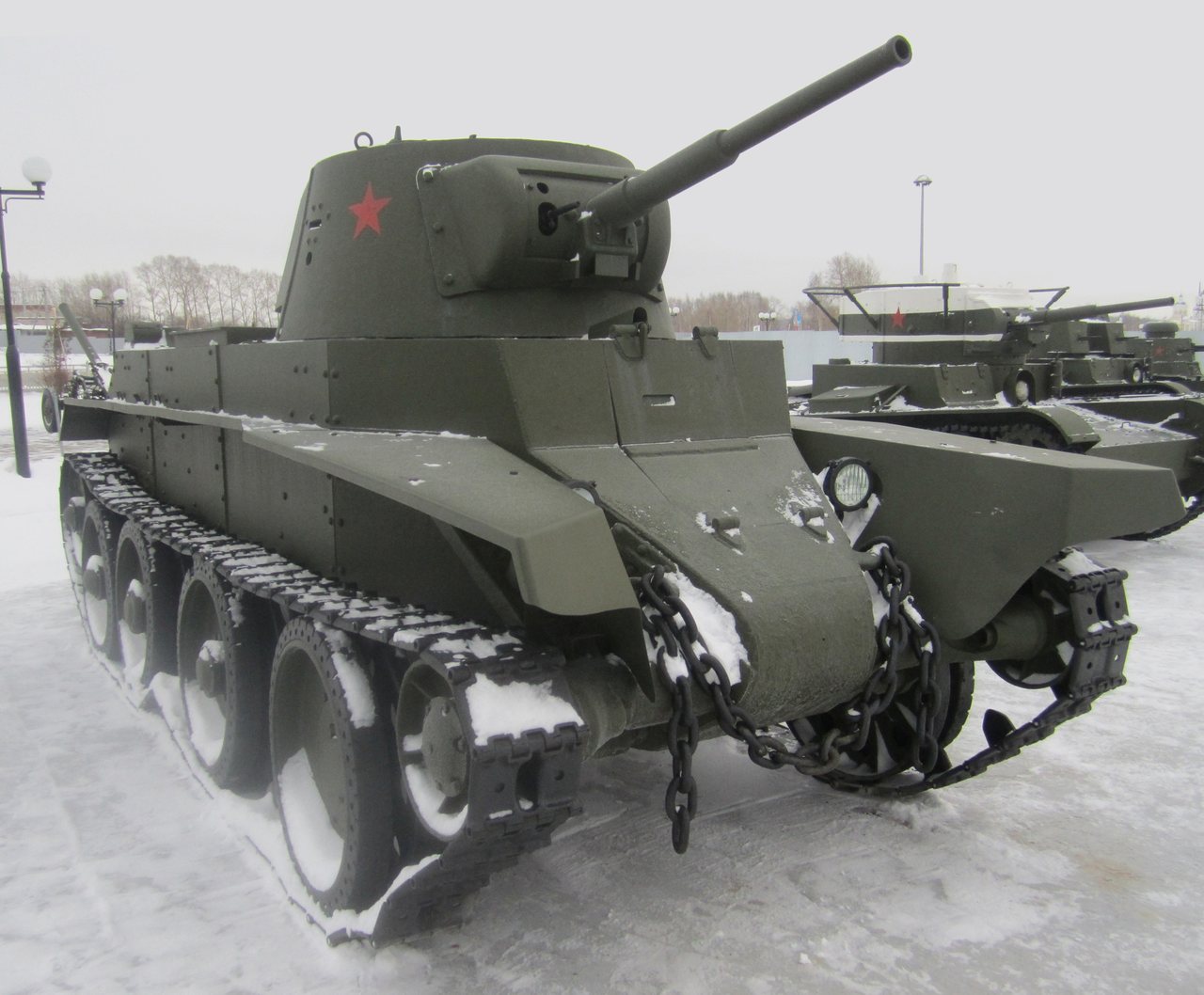 Radziecki czołg szybki BT-7 w muzeum w Wierchniej Pyszmie