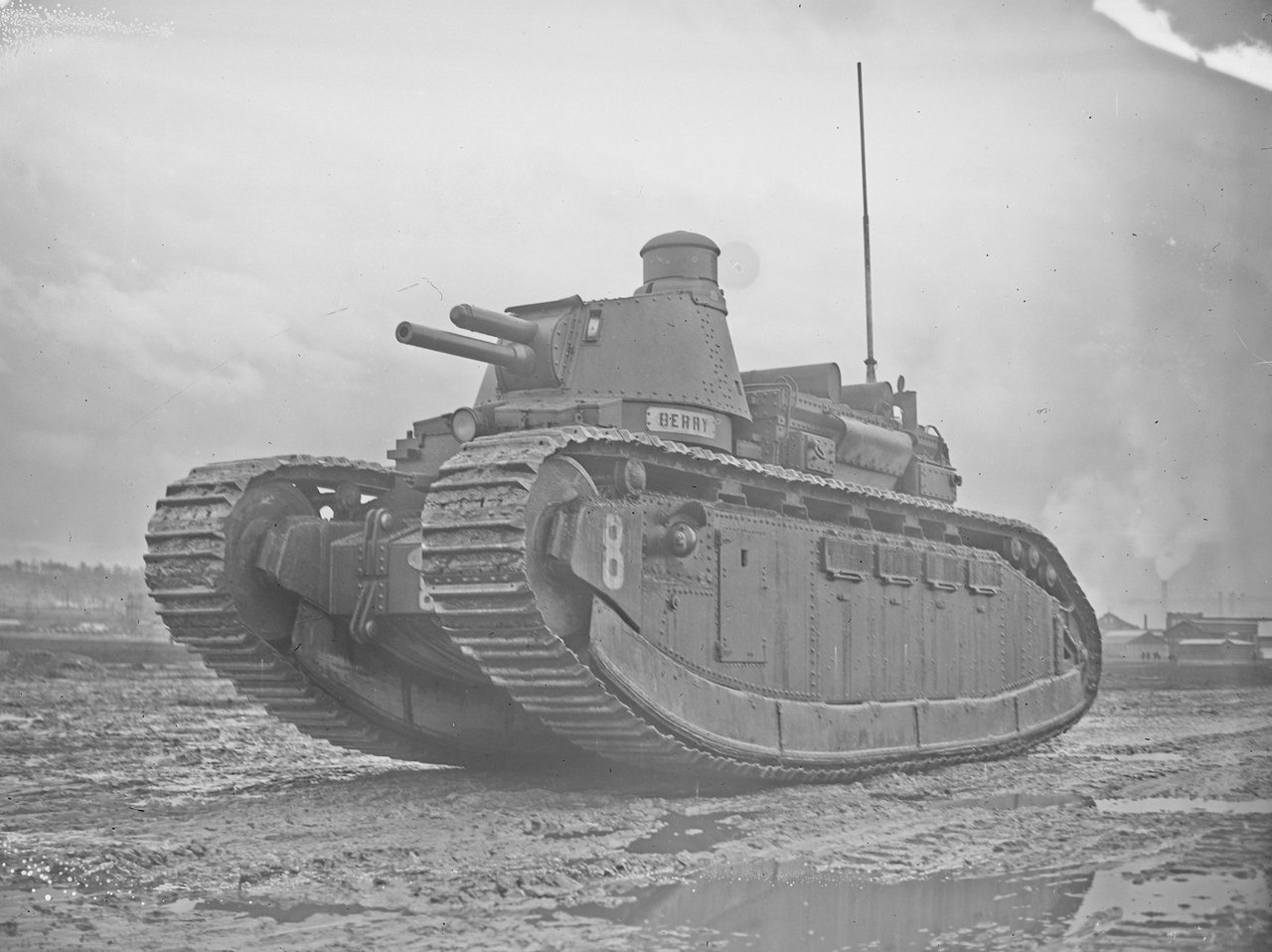 Francuski czołg superciężki FCM 2C podczas manewrów w Issy-les-Moulineaux, 1928