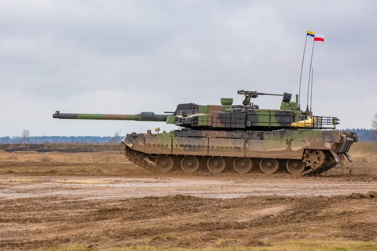 Polski czołg K2 Black Panther na strzelnicy w Bemowie Piskim, 2023