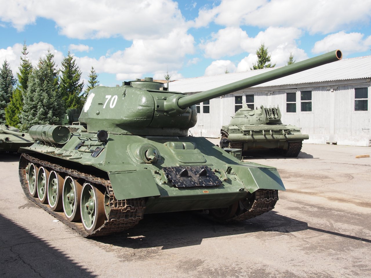 Radziecki czołg średni T-34-85 w muzeum w Kubince
