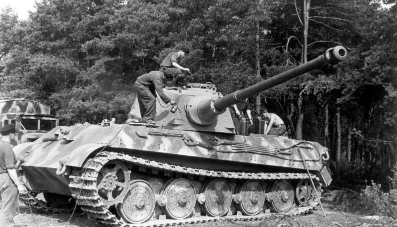Czołg Tiger II (Królewski Tygrys) z wieżą Porsche, Francja, czerwiec 1944