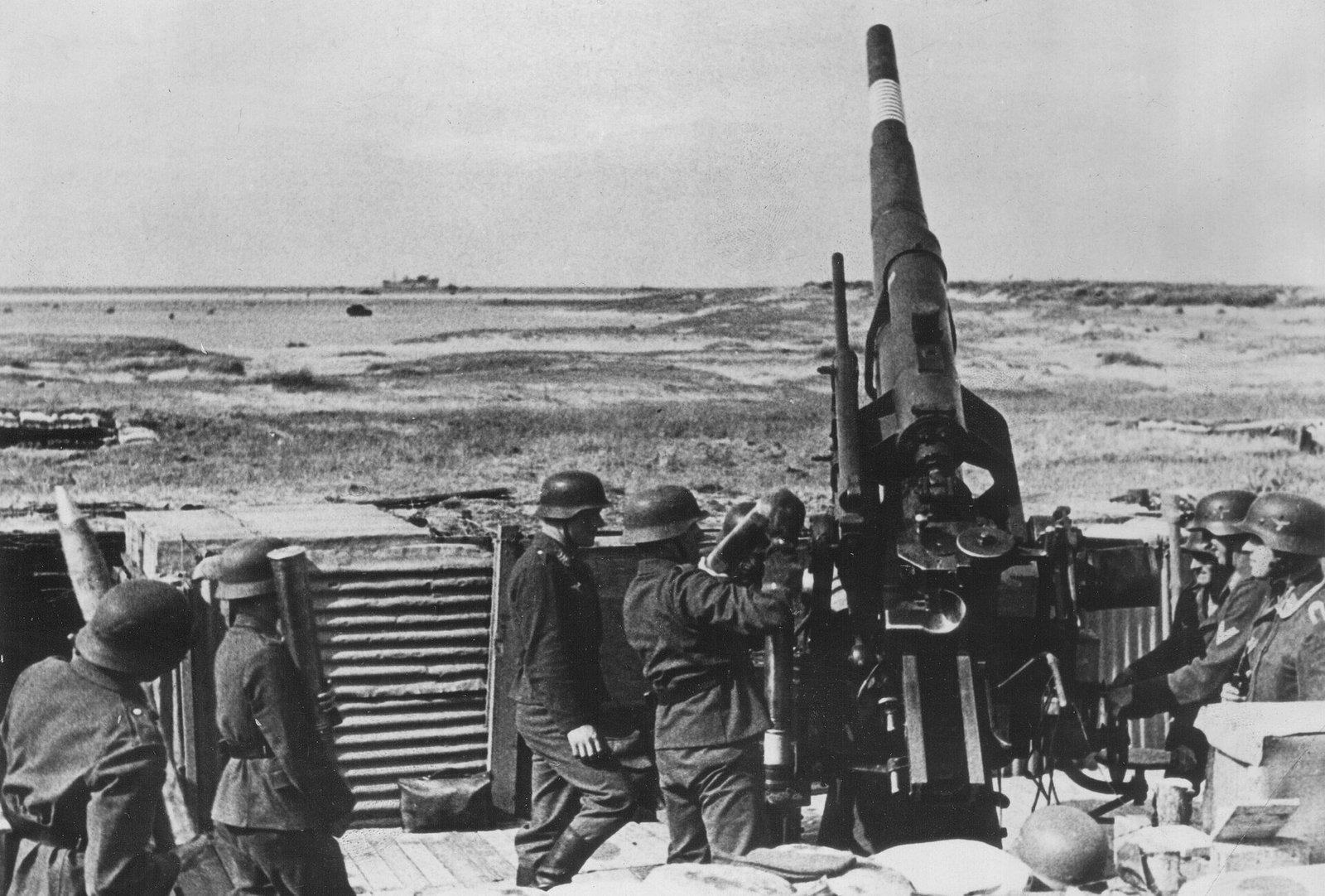 Obsługa Luftwaffe przy dziale przeciwlotniczym 8,8 cm Flak 18 nad kanałem La Manche, 1941