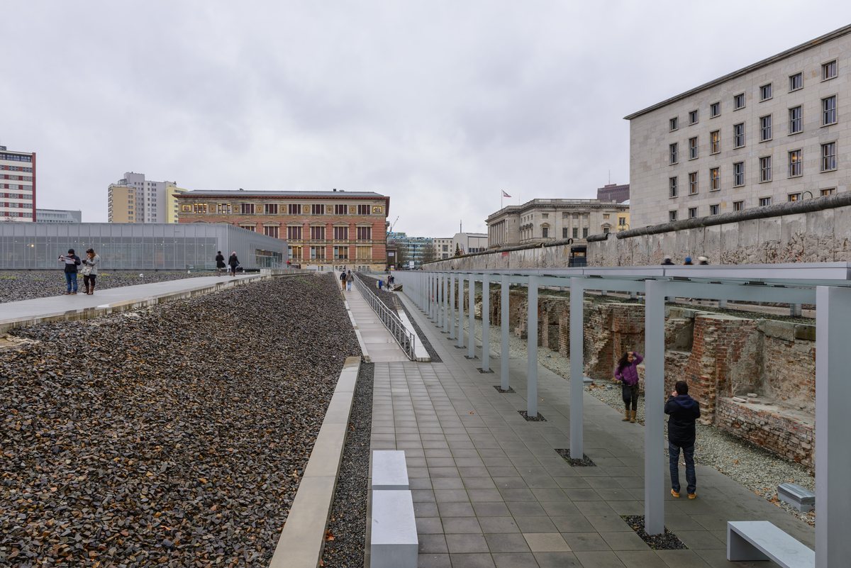 Teren muzeum Topographie des Terrors w Berlinie z resztkami piwnic dawnej centrali Gestapo i fragmentem Muru Berlińskiego