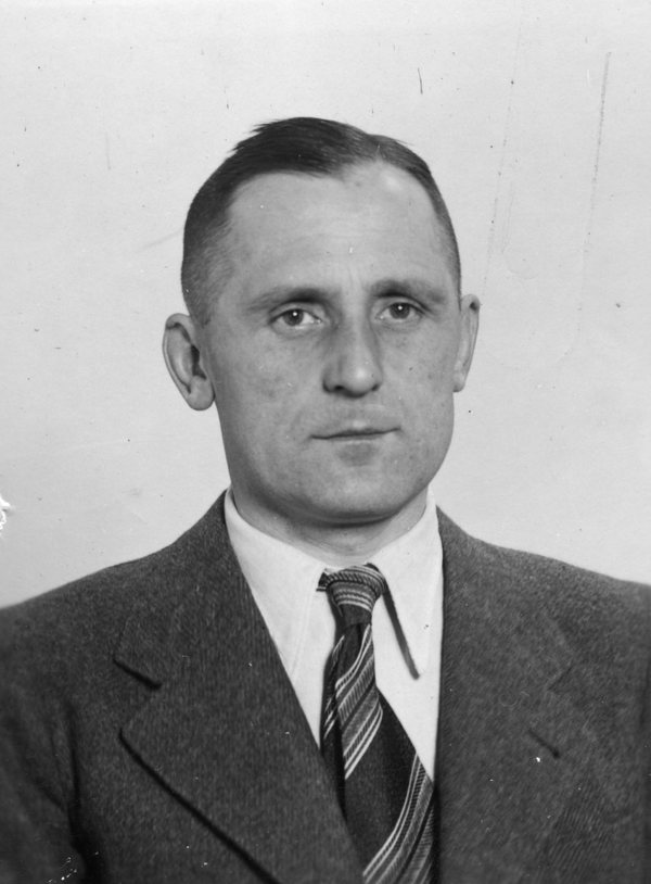 Portret Heinricha Müllera, szefa Gestapo, w cywilnym garniturze