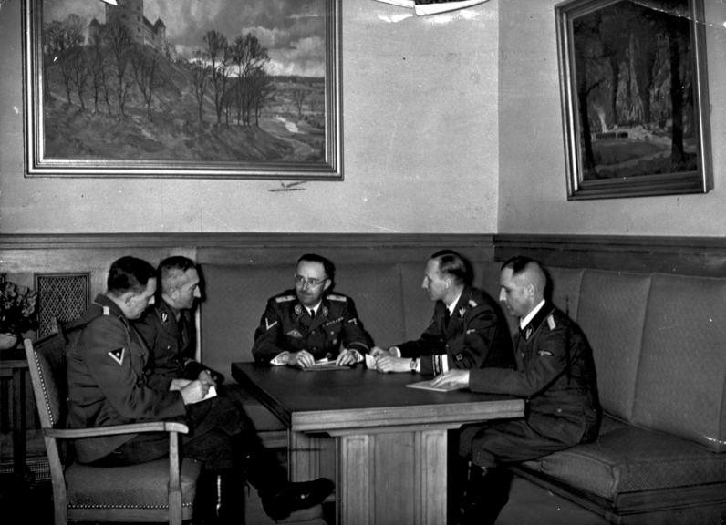 Heinrich Himmler podczas narady z Reinhardem Heydrichem, Heinrichem Müllerem, Arthurem Nebe i Franzem Josefem Huberem, Monachium, listopad 1939