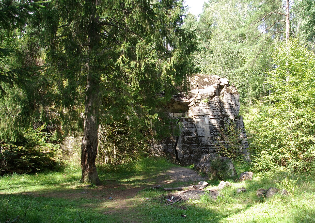 Ruiny bunkra kwatery Himmlera Hochwald w Pozezdrzu na Mazurach