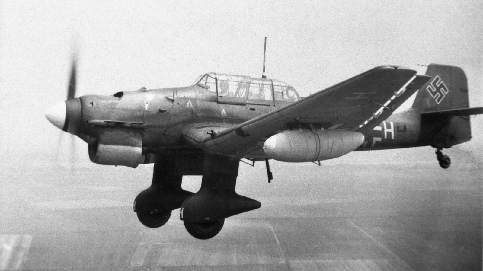 Bombowiec nurkujący Junkers Ju 87 R-2 z podwieszanymi zbiornikami w locie, 1940