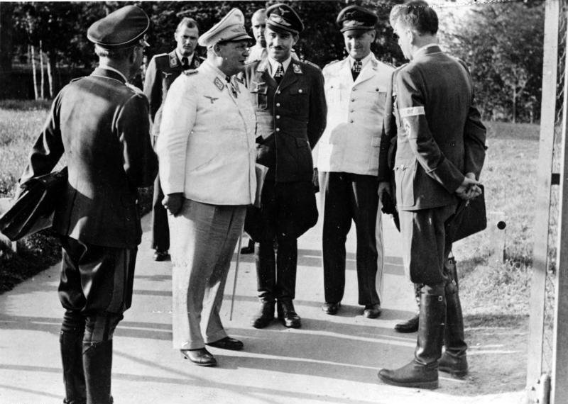 Hermann Göring w białym mundurze Luftwaffe z Adolfem Gallandem i Bruno Loerzerem, 1943