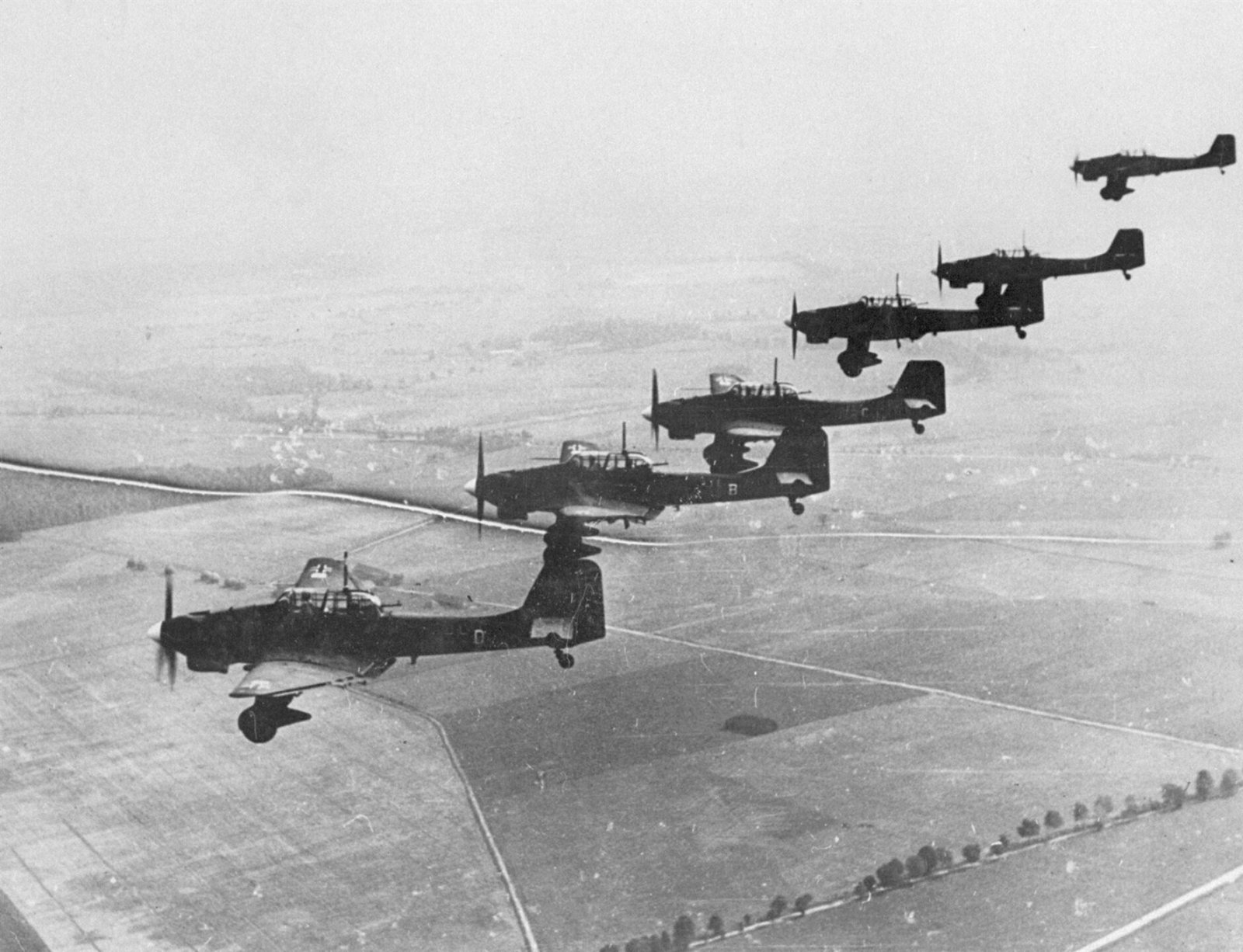Luftwaffe: lotnictwo III Rzeszy. Historia, dowódcy, samoloty, mundur i zbrodnie
