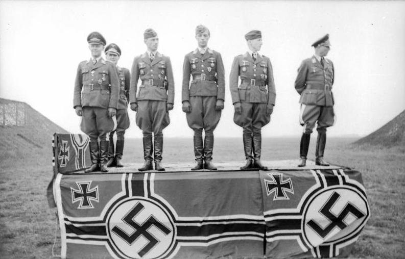 Piloci Luftwaffe z Krzyżem Rycerskim w mundurach lotniczych i gen. Josef Kammhuber, Francja 1942