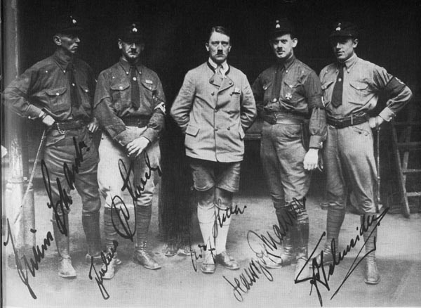 Adolf Hitler w otoczeniu pierwszych ochroniarzy SS, Juliusa Schrecka i Juliusa Schauba, 1925