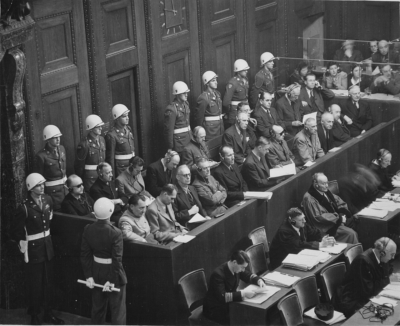 Ława oskarżonych podczas procesu przed Międzynarodowym Trybunałem Wojskowym w Norymberdze